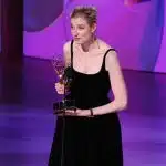 Elizabeth Debicki ganhando Emmy