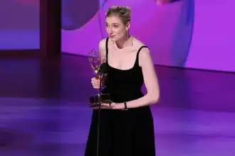 Elizabeth Debicki ganhando Emmy