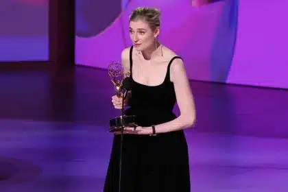 Elizabeth Debicki ganhando Emmy