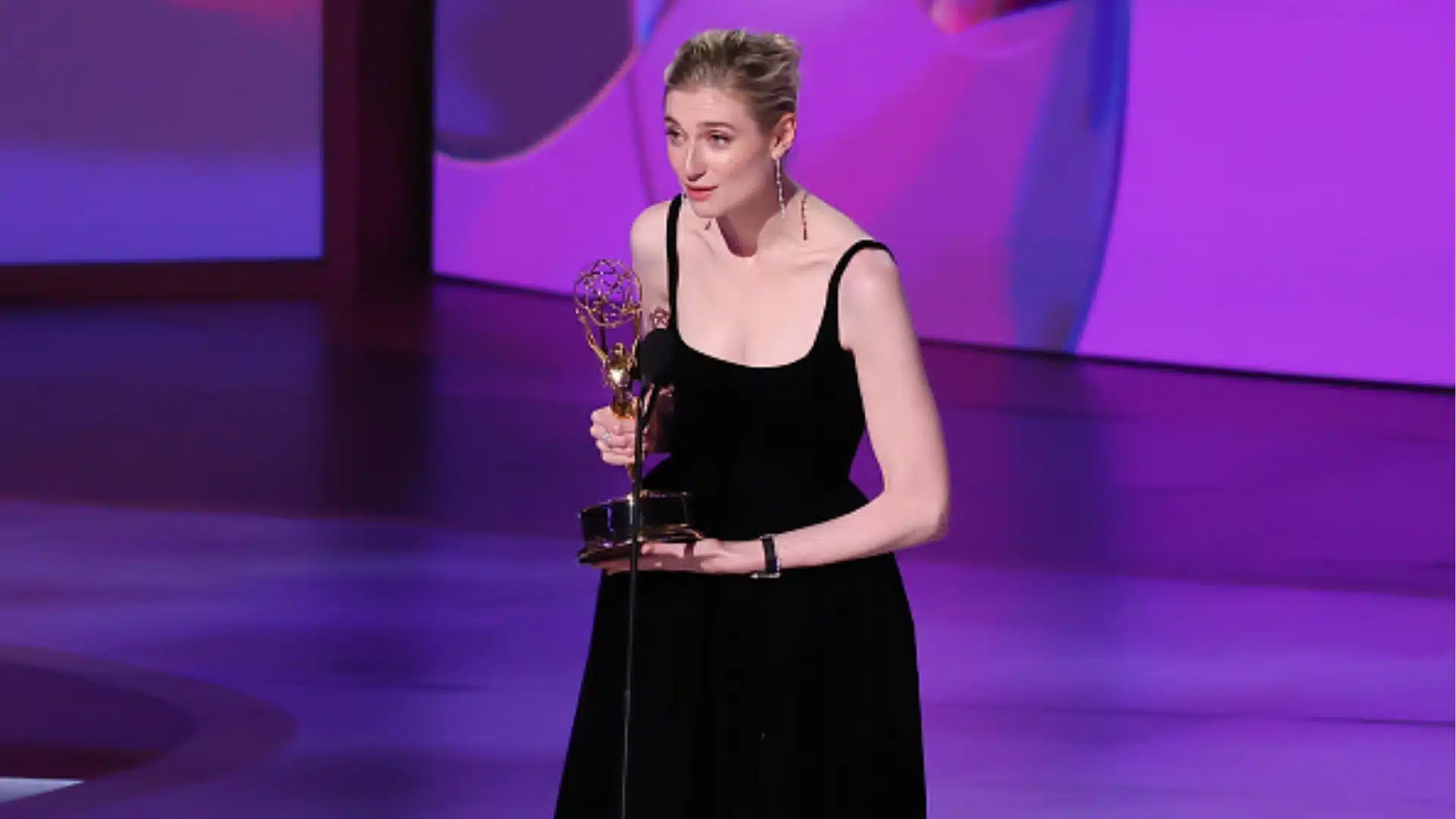 Elizabeth Debicki ganhando Emmy