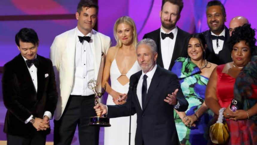 Elenco de 'The Daily Show' recebendo o Emmy