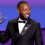 Lamorne Morris recebendo seu Emmy