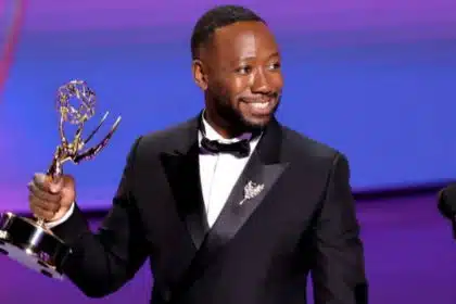 Lamorne Morris recebendo seu Emmy