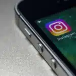 Instagram vai mudar configurações para adolescentes menores de 16 anos, limitando conteúdo e interações.