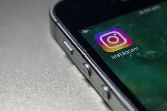 Instagram vai mudar configurações para adolescentes menores de 16 anos, limitando conteúdo e interações.