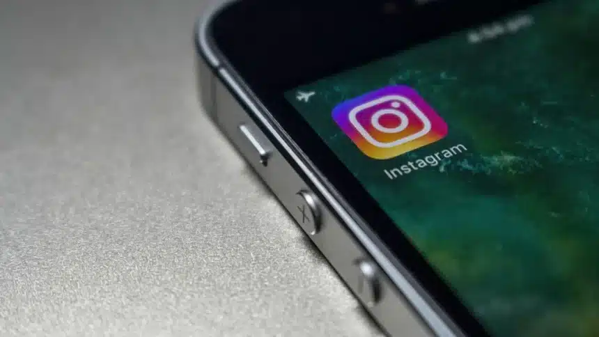 Instagram vai mudar configurações para adolescentes menores de 16 anos, limitando conteúdo e interações.