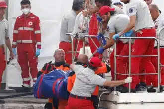 -Autópsia revela que quatro pessoas perderam a vida por sufocamento durante o naufrágio de um iate na Itália-