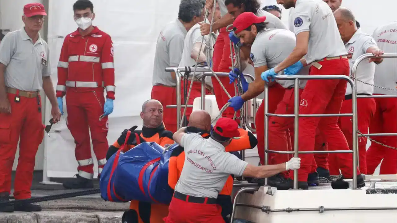 -Autópsia revela que quatro pessoas perderam a vida por sufocamento durante o naufrágio de um iate na Itália-