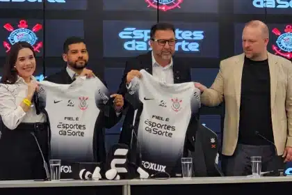 Corinthians busca seguro financeiro caso rescinda com a patrocinadora