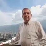 Candidato presidencial da oposição pela Plataforma Unitária Democrática Edmundo González Urrutia durante uma sessão de retratos em 11 de maio de 2024 em Caracas, Venezuela