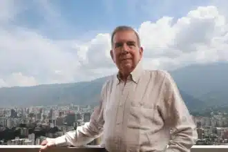 Candidato presidencial da oposição pela Plataforma Unitária Democrática Edmundo González Urrutia durante uma sessão de retratos em 11 de maio de 2024 em Caracas, Venezuela