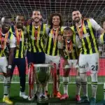 Zagueiro Luan Peres junto com outros jogadores no Fenerbahçe