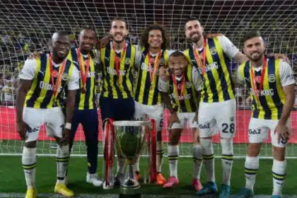 Zagueiro Luan Peres junto com outros jogadores no Fenerbahçe