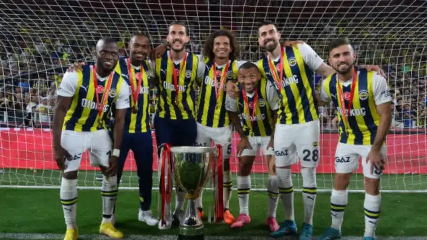 Zagueiro Luan Peres junto com outros jogadores no Fenerbahçe