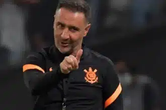 Técnico Vitor Pereira em Jogo do Corinthians