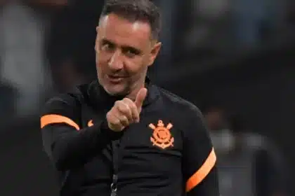 Técnico Vitor Pereira em Jogo do Corinthians