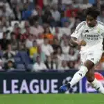 Jogador do Real Madrid fazendo gol