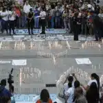 Familiares de manifestantes detidos se reúnem em uma vigília organizada pela líder opositora Corina Machado em Caracas, Venezuela. (Pedro Rances Mattey/picture alliance via Getty Images/www.cnnbrasil.com.br)