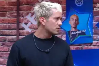 Matheus Torres em conversa com colegas (Reprodução/tv Globo)