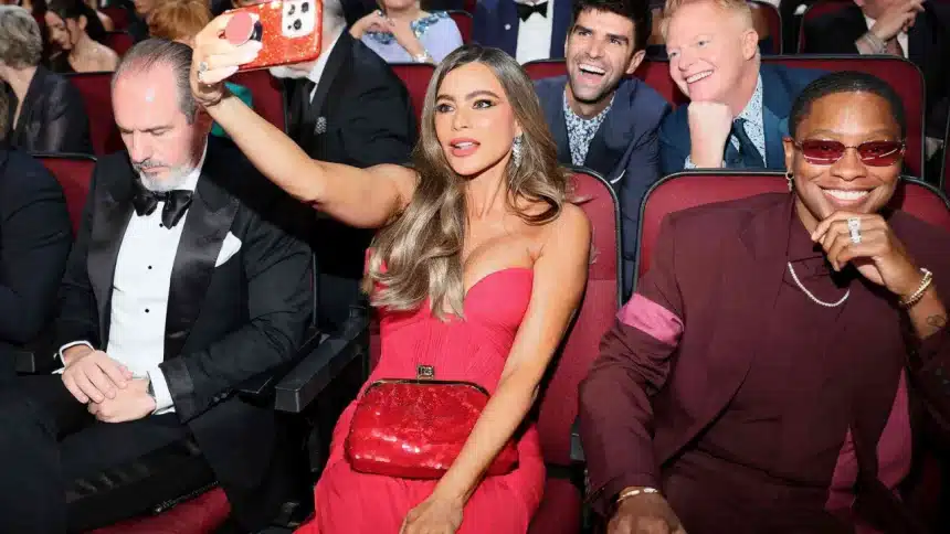 Sofia Vergara tirando foto com Justin Mikita e Jesse Tyler Ferguson (Reprodução/Danny Moloshok/Invision/AP)