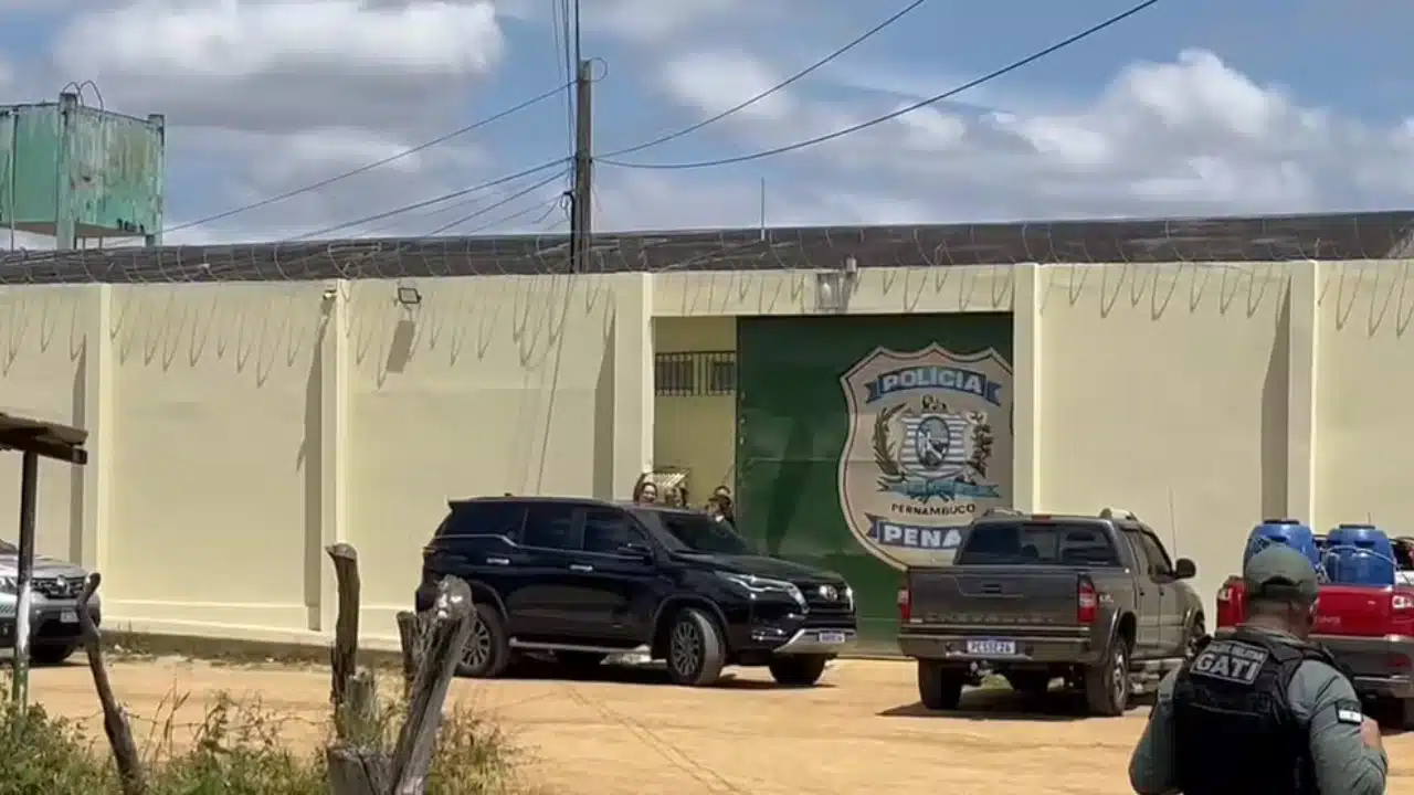 Deolane deixa presídio de Buíque acenando para fãs (Reprodução/Joab Alves/TV Asa Branca)