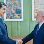 Dois líderes políticos vírgula da Venezuela e do Brasil vírgula apertando as mãos em um encontro formal