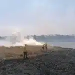 Brigadistas combatendo incêndio em área de vegetação próxima à Lagoa da Serra no Tocantins