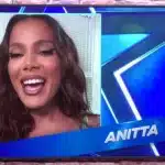 Anitta na tela durante transmissão ao vivo no programa Estrela da Casa