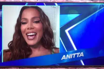 Anitta na tela durante transmissão ao vivo no programa Estrela da Casa