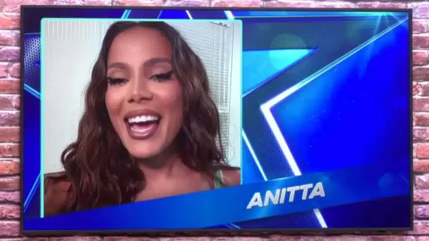 Anitta na tela durante transmissão ao vivo no programa Estrela da Casa