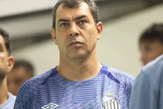 Técnico Fábio Carille se recusa a dar entrevista coletiva após vitória do Santos