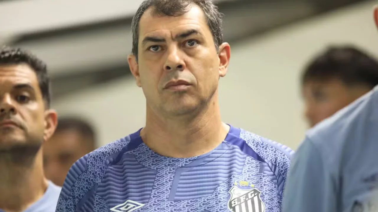 Técnico Fábio Carille se recusa a dar entrevista coletiva após vitória do Santos