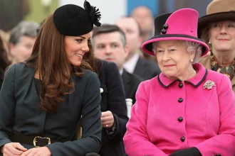 Rainha Elizabeth II e Kate Middleton