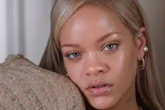 Foto destaque: Rihanna em divulgação da sua marca Fenty Skin (Foto: reprodução/instagram/@fentyskin)