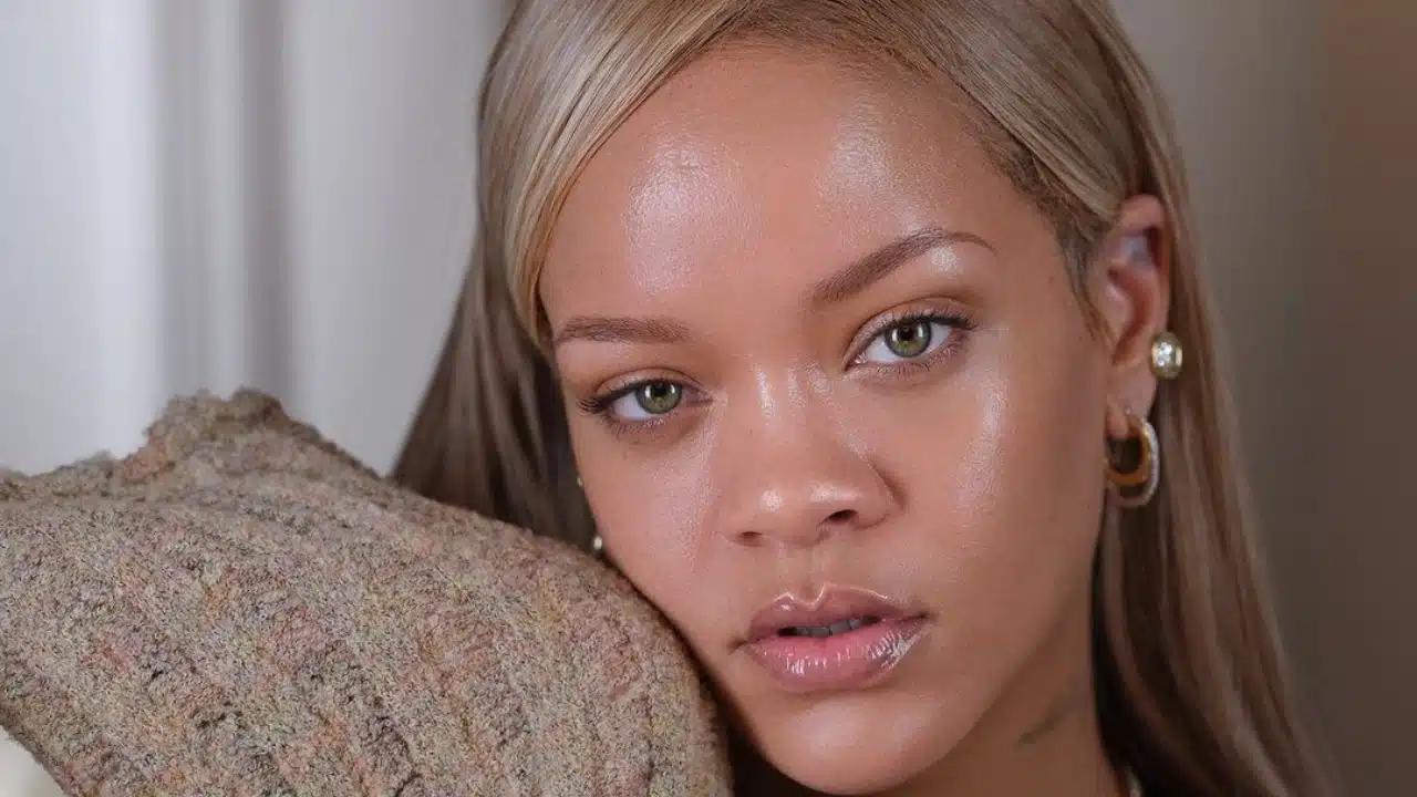 Foto destaque: Rihanna em divulgação da sua marca Fenty Skin (Foto: reprodução/instagram/@fentyskin)