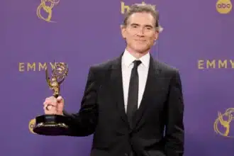 Foto destaque: Billy Crudup com o prémio de Melhor Ator Coadjuvante (Foto: Frazer Harrison/Getty Images Ended)