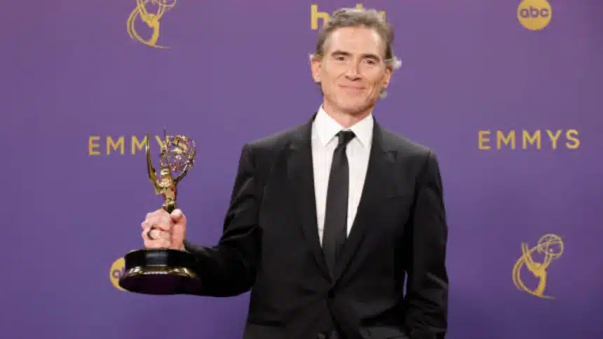 Foto destaque: Billy Crudup com o prémio de Melhor Ator Coadjuvante (Foto: Frazer Harrison/Getty Images Ended)