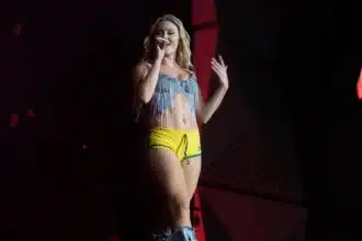 Zara Larsson passeio pelo Rio e é flagrada por papparazzi