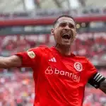 Alan Patrick comemora gol pelo Internacional