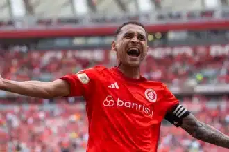 Alan Patrick comemora gol pelo Internacional