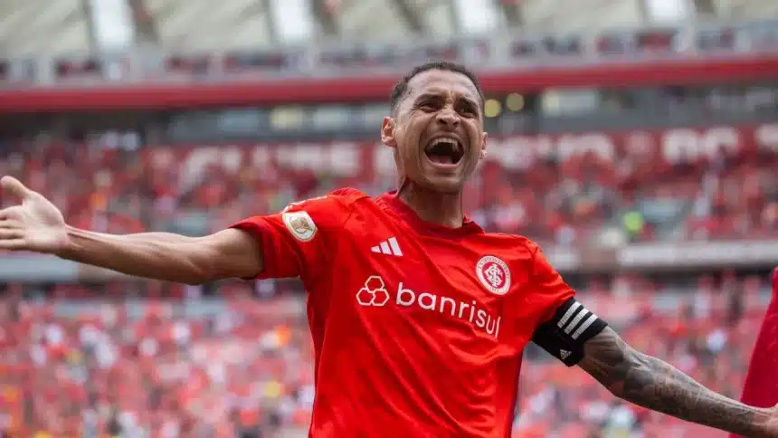 Alan Patrick comemora gol pelo Internacional