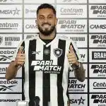 Alex Telles durante apresentação no Botafogo