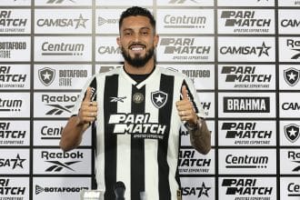 Alex Telles durante apresentação no Botafogo