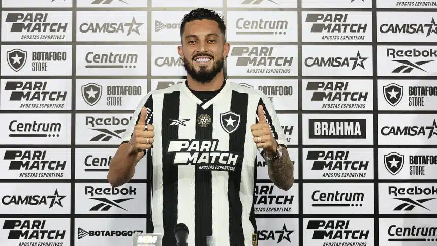 Alex Telles durante apresentação no Botafogo