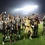 Jogadores do Botafogo comemorando vaga na semifinal da Libertadores