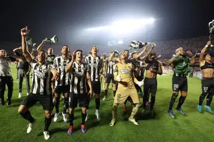 Jogadores do Botafogo comemorando vaga na semifinal da Libertadores