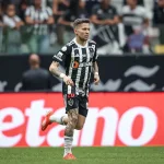 Bernard com a camisa do Atlético-MG em jogo do Campeonato Brasileiro