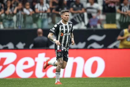 Bernard com a camisa do Atlético-MG em jogo do Campeonato Brasileiro