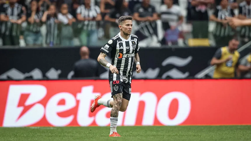 Bernard com a camisa do Atlético-MG em jogo do Campeonato Brasileiro