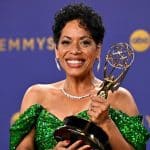 Foto destaque: Liza Colón-Zayas com seu Emmy (Foto: reprodução/Getty Embed /Robyn Beck AFP)